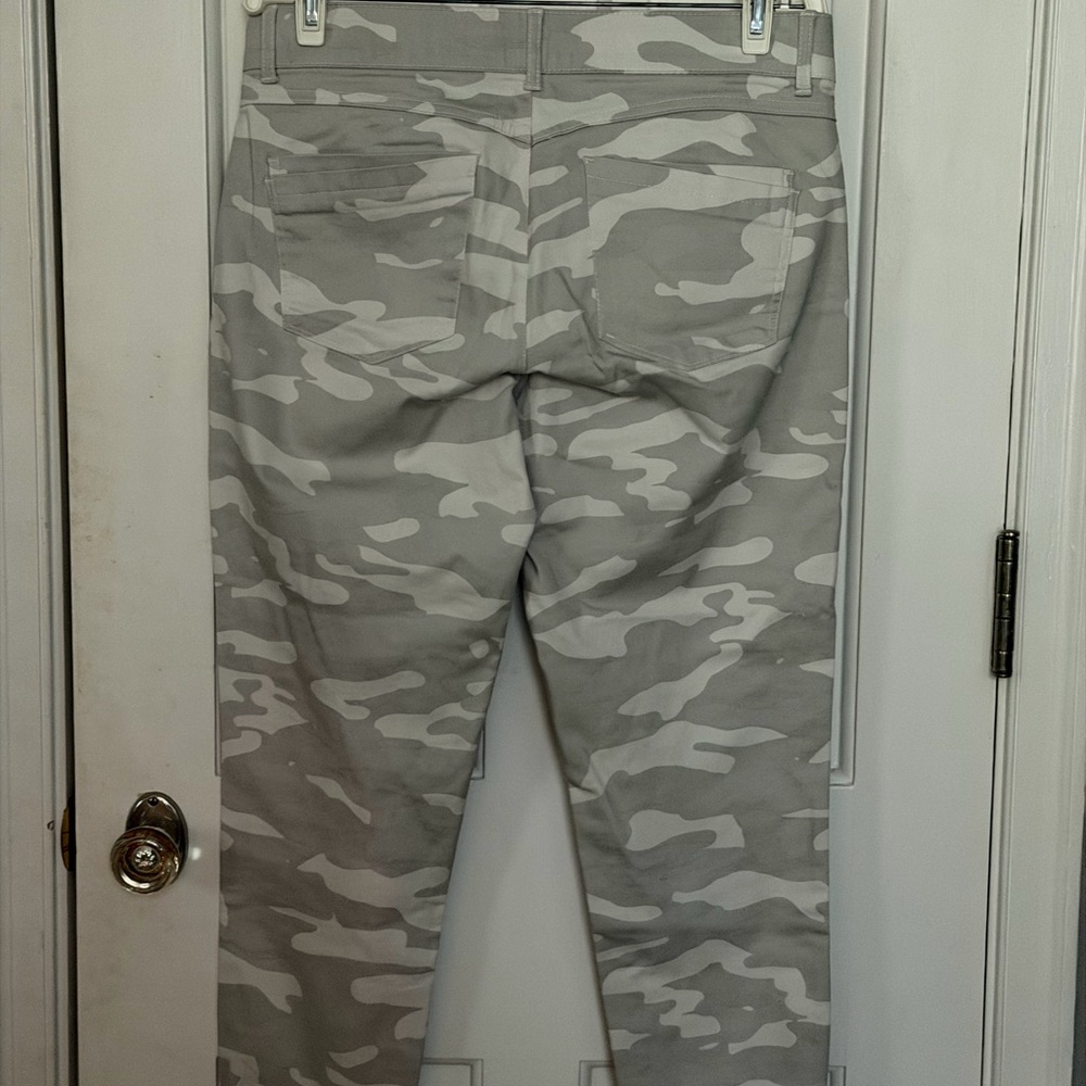 Democracy Women’s Camouflage Pants Size 10 Zipper Pockets Ab Solution Stretch - Picture 3 of 3
